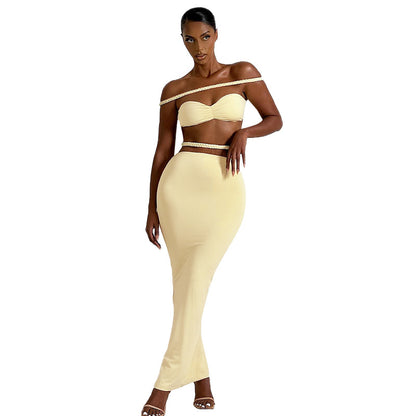 90s Minimalist: Sleek Off-Shoulder Tube Top